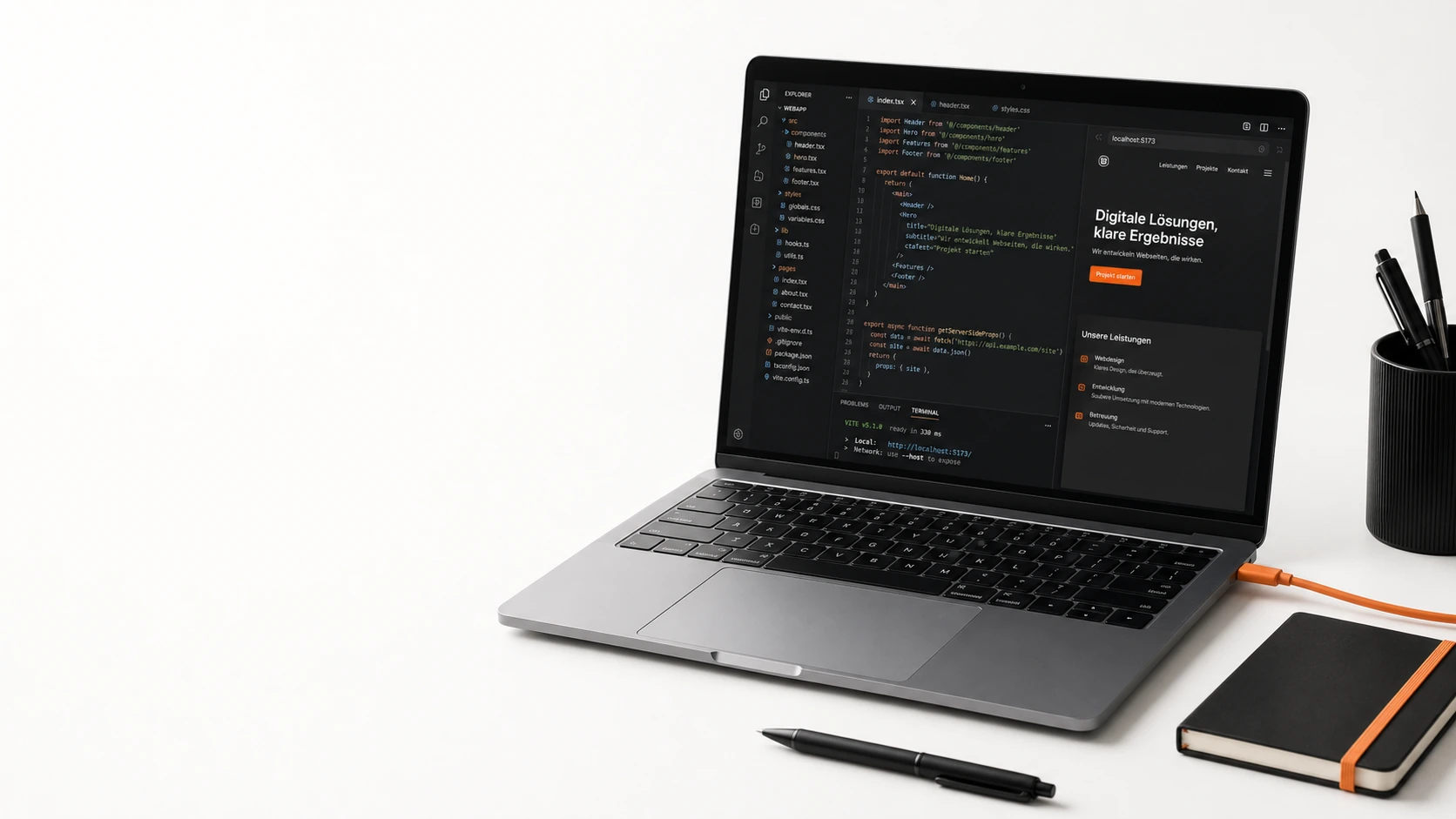 Helle Entwicklungsszene mit Laptop, Code-Editor und Website-Vorschau im rechten Bilddrittel.