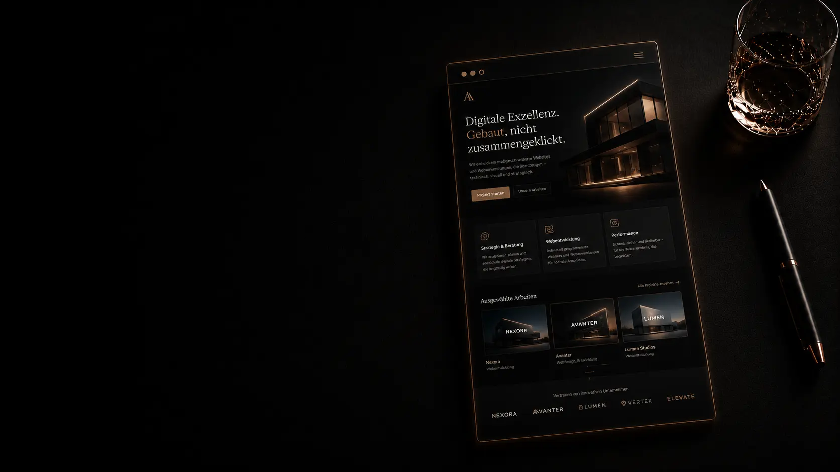 Finaler Website-Mockup auf dunklem Untergrund im rechten Bilddrittel.