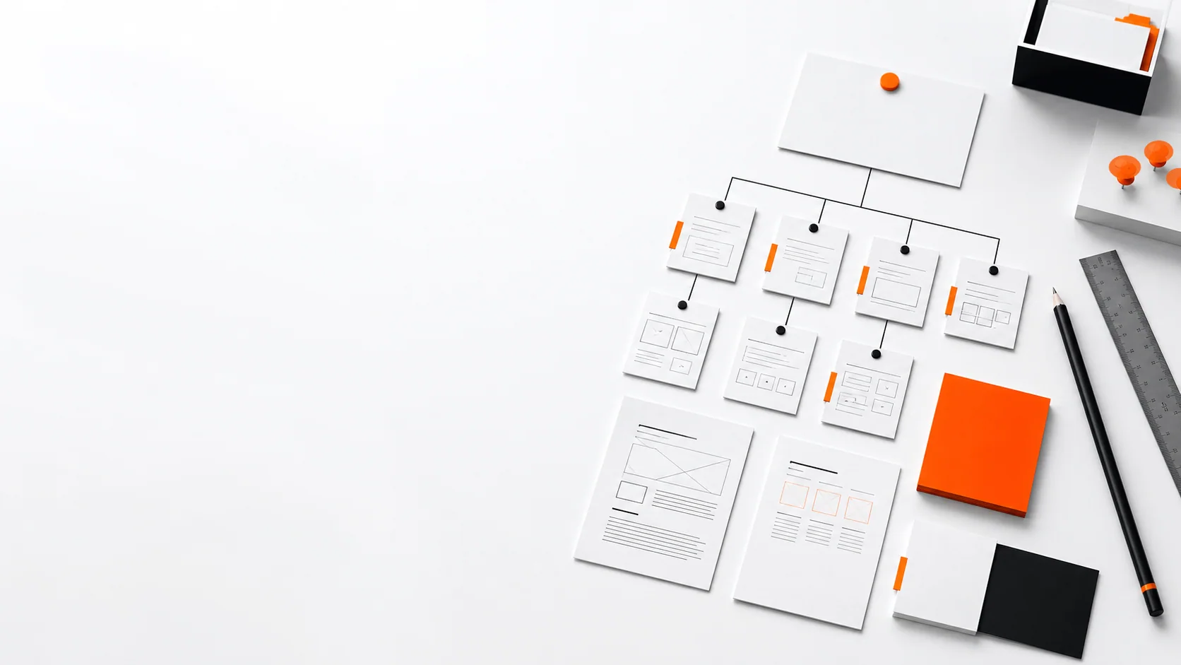 Helle Struktur-Szene mit Sitemap-Karten, Wireframes und orangen Markierungen im rechten Bilddrittel.