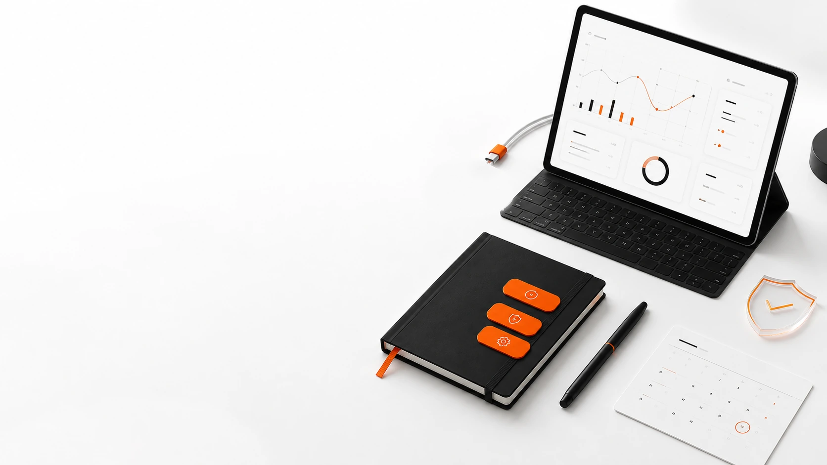 Helle Betreuungsszene mit Tablet, Wartungsdetails und orangen Update-Markern im rechten Bilddrittel.