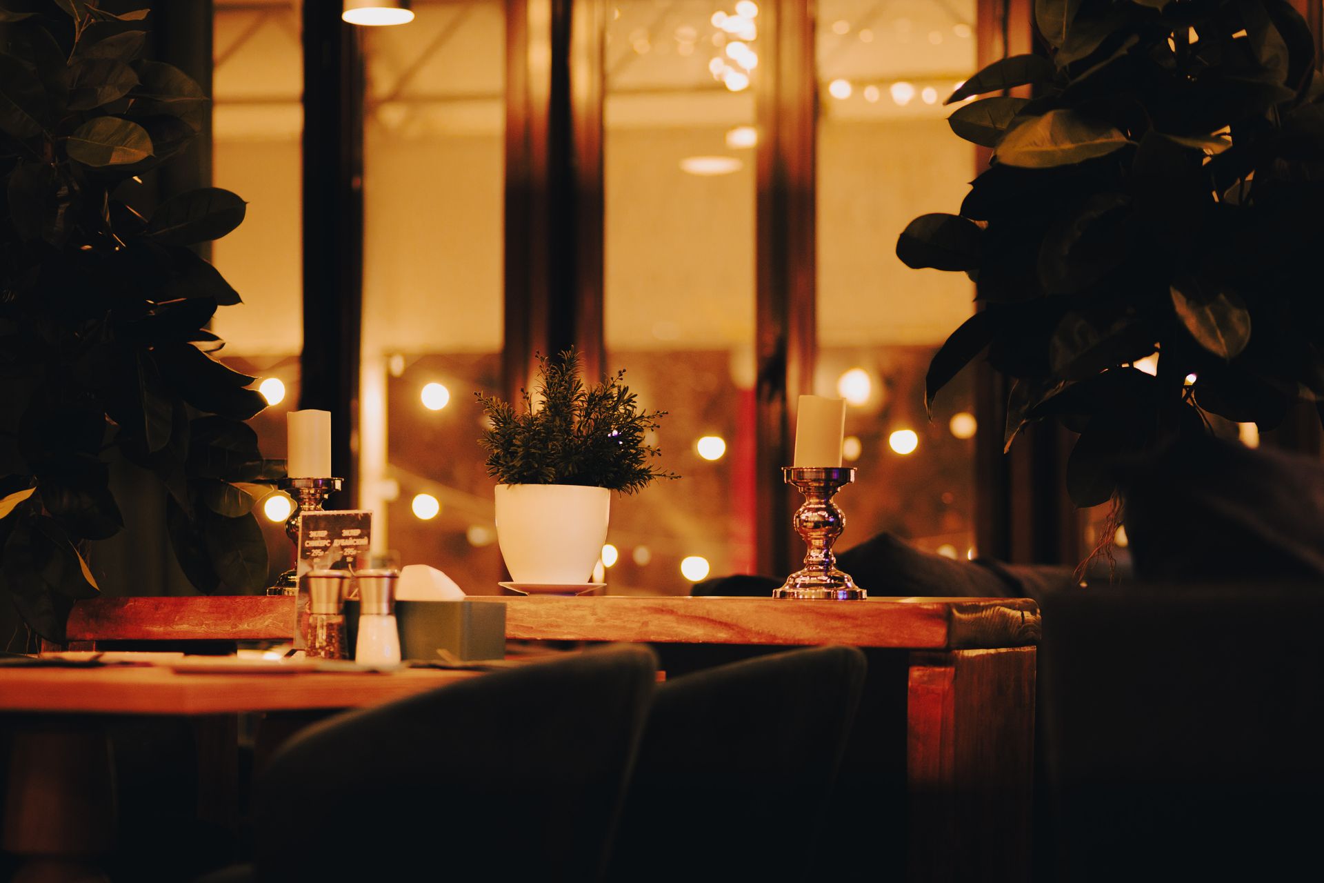 Kerzenlicht-Tisch im warmen Gastraum des Bistro L'Artisan